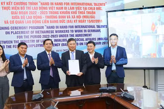 Đại diện lãnh đạo Bộ Lao động-Thương binh và Xã hội, Trung tâm Lao động ngoài nước dự lễ ký kết Chương trình “Hand in hand for international talents”, tháng 11/2022 (Ảnh: Molisa).
