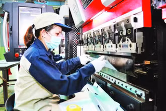 Lao động tại cụm công nghiệp Quất Động, huyện Thường Tín, Hà Nội. (Ảnh: Thu Hà)