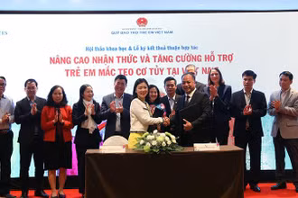 Đại diện Quỹ Bảo trợ trẻ em Việt Nam và Công ty TNHH Novartis Việt Nam ký Thỏa thuận hợp tác. (Ảnh: Mạnh Đức)