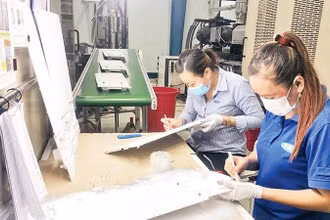 Lao động ở Công ty CNS Amura Precision, Thành phố Hồ Chí Minh (Ảnh minh họa: Phương Vy).