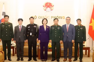 Đại tướng Phan Văn Giang và Đại sứ Oh Young Ju chụp ảnh chung với các đại biểu (Ảnh: Mod).