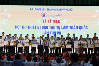 Trao thưởng cho các cá nhân đoạt giải tại Hội thi. (Ảnh: GDVT)