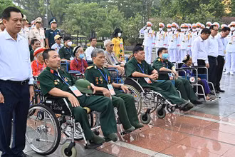 Các đại biểu dâng hương tưởng niệm tại Ðài tưởng niệm các Anh hùng liệt sĩ, đường Bắc Sơn, Hà Nội, sáng 23/7. (Ảnh: Đăng Khoa)