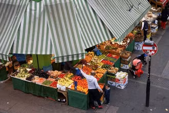 Người dân Anh mua trái cây và rau quả tại chợ Brixton ở London. (Ảnh: Reuters)