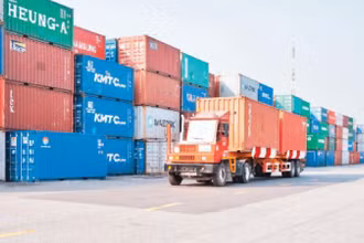 Vận chuyển hàng hóa xuất, nhập khẩu tại cảng Cát Lái, thành phố Thủ Đức, Thành phố Hồ Chí Minh. (Ảnh: nhandan.vn)