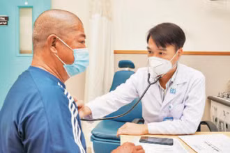 Viên chức y tế là Tiến sĩ hoặc chuyên khoa II có thể nghỉ hưu ở tuổi cao hơn. (Ảnh minh họa: Linh Nguyễn)