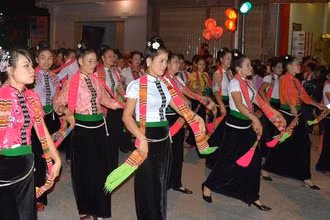 Một màn diễu hành đường phố của dân tộc Thái. (Ảnh: Thanh Sơn)