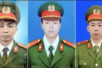 3 cán bộ, chiến sĩ công an trước khi thăng quân hàm. (Ảnh: TTXVN)
