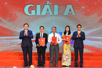 Đồng chí Nguyễn Trọng Nghĩa, Bí thư Trung ương Đảng, Trưởng Ban Tuyên giáo Trung ương và đồng chí Vũ Đức Đam, Ủy viên Trung ương Đảng, Phó Thủ tướng Chính phủ trao giải A tặng nhóm tác giả với tác phẩm "Hoàng Việt nhất thống dư địa chí".