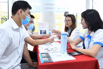 Lao động tìm cơ hội tại phiên giao dịch việc làm của Trung tâm Dịch vụ việc làm Hà Nội. (Ảnh: Thủy Nguyên).