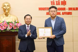 Thứ trưởng Lê Tấn Dũng trao Kỷ niệm chương cho ông Kang Byung Joo (Ảnh: Molisa).