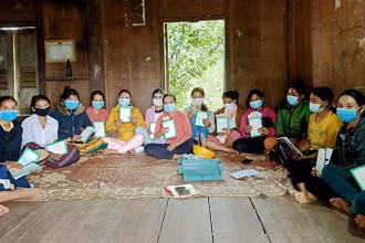 Phụ nữ dân tộc thiểu số tham gia mô hình VSLA tại xã Tà Long, huyện Đakrông, tỉnh Quảng Trị. (Ảnh: CARE quốc tế tại Việt Nam)