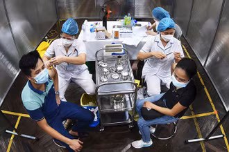 Tiêm vaccine phòng Covid-19 tại Hà Nội (Ảnh: Trần Hải).
