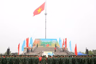 Lá cờ đỏ sao vàng tung bay trên Kỳ đài Hiền Lương.