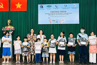 Trung tâm Công tác xã hội-Giáo dục dạy nghề thiếu niên Thành phố, Sở Lao động-Thương binh và Xã hội Thành phố Hồ Chí Minh, tặng quà cho trẻ em có hoàn cảnh đặc biệt, khó khăn nhân dịp Tết Nguyên đán Ất Tỵ 2025. (Ảnh: NFVC)