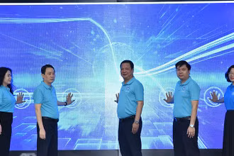 Các đại biểu trong ban tổ chức bấm nút phát động lễ ra quân. (Ảnh HSS)