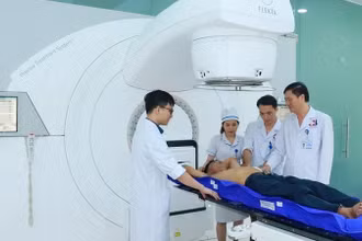 Bệnh viện Ung Bướu Nghệ An triển khai kỹ thuật xạ trị tại Trung tâm Xạ trị. (Ảnh nhandan.vn)