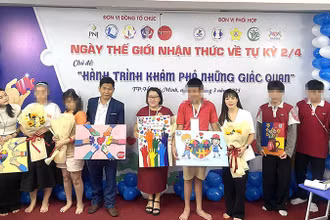 Các bạn nhỏ tặng những bức tranh tự vẽ cho lãnh đạo Quỹ Bảo trợ trẻ em Việt Nam và Công ty CP Vàng bạc đá quý Phú Nhuận PNJ. (Ảnh: NFVC)