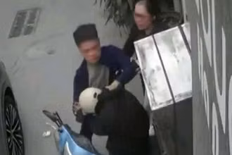 Tài xế ô-tô đánh tới tấp nam shipper sau va chạm giao thông. (Ảnh cắt từ clip)