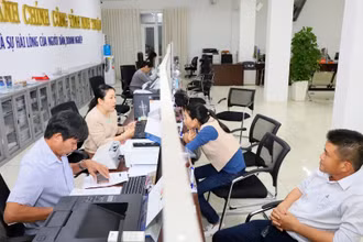 Cán bộ Trung tâm Phục vụ hành chính công tỉnh Ninh Thuận giải quyết thủ tục hành chính cho người dân. (Ảnh NGUYỄN TRUNG)