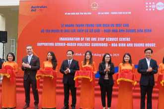 Các đại biểu cắt băng khánh thành Ngôi nhà Ánh Dương tại Hòa Bình. (Ảnh: NGÂN ANH)