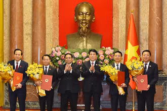 Chủ tịch nước Lương Cường, Thủ tướng Phạm Minh Chính chúc mừng các đồng chí: Trần Hồng Minh, Bộ trưởng Xây dựng; Nguyễn Mạnh Hùng, Bộ trưởng Khoa học và Công nghệ; Đỗ Đức Duy, Bộ trưởng Nông nghiệp và Môi trường; Đào Ngọc Dung, Bộ trưởng Dân tộc và Tôn giáo, tại lễ công bố và trao quyết định của Chủ tịch nước bổ nhiệm các Phó Thủ tướng Chính phủ và Bộ trưởng nhiệm kỳ 2021-2026. ngày 18/2/2025. (Ảnh THỦY NGUYÊN)