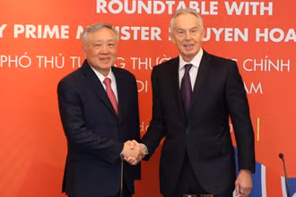 Phó Thủ tướng Thường trực Chính phủ Nguyễn Hòa Bình và nguyên Thủ tướng Anh Tony Blair. (Ảnh: VGP)