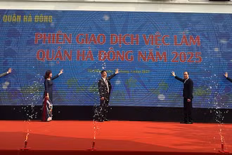Khai mạc Phiên giao dịch việc làm Quận Hà Đông. (Ảnh: THU DUYÊN) 