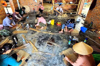 Làng đan lát Bao La (xã Quảng Phú, huyện Quảng Điền, thành phố Huế) tạo công ăn việc làm ổn định cho nhiều lao động địa phương