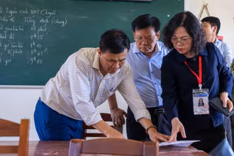 Thứ trưởng Giáo dục và Đào tạo Ngô Thị Minh kiểm tra Điểm thi Trường THPT chuyên Nguyễn Bỉnh Khiêm, tỉnh Quảng Nam.