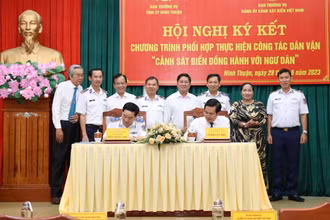 Các đồng chí trong Ban Thường vụ Tỉnh ủy Ninh Thuận và Ban Thường vụ Đảng ủy Cảnh sát biển Việt Nam thực hiện nghi thức Lễ ký kết Chương trình phối hợp.