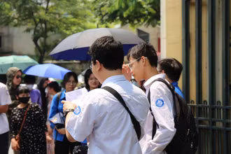 Thí sinh ra về sau buổi thi tại điểm thi Trường THPT Chu Văn An (Hà Nội) (Ảnh: Trường THPT Chu Văn An)