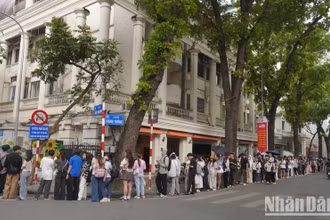 [Video] Cuối giờ chiều 27/4, nhiều bạn trẻ kiên nhẫn xếp hàng chờ nhận phụ san đặc biệt của Báo Nhân Dân