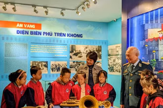 Trung tướng Nguyễn Văn Phiệt trò chuyện với học sinh Trường tiểu học Phương Mai tại Bảo tàng Lịch sử Quân sự Việt Nam. Ảnh: ĐÔNG PHONG