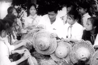 Những ngày ấy, người già, phụ nữ, mấy vạn trẻ em mũ rơm đội đầu rời khỏi thành phố về các làng ven đô và các tỉnh xa, để Hà Nội quyết chiến đấu. Ảnh tư liệu