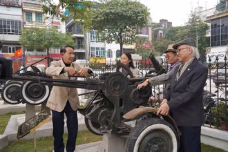 Bà Viễn cùng những người đồng đội năm xưa sống lại một thời hào hùng trong ký ức.