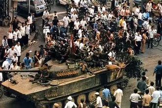 Người dân chào đón quân giải phóng trên đường phố Sài Gòn ngày 30/4/1975. (Ảnh tư liệu)