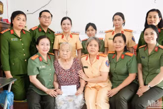 Công an thành phố Cần Thơ đến thăm, tặng quà Mẹ Việt Nam Anh hùng Nguyễn Thị Bình tại phường Thới Bình, quận Ninh Kiều.