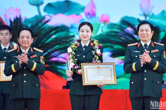Thượng tướng Trịnh Văn Quyết, Đại tướng Nguyễn Tân Cương (thứ nhất và thứ 3 từ trái sang) trao Bằng khen Thượng sĩ Bùi Việt Hà, Gương mặt trẻ tiêu biểu toàn quân năm 2024 tại chương trình.