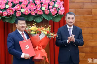 Đồng chí Lê Minh Hưng tặng hoa chúc mừng đồng chí tân Bí thư Tỉnh ủy Lâm Đồng Y Thanh Hà Niê Kđăm.