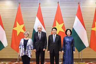 Chủ tịch nước Lương Cường và Phu nhân đã chủ trì chiêu đãi trọng thể Tổng thống Hungary Sulyok Tamas và Phu nhân.