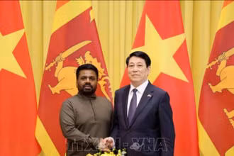 Chủ tịch nước Lương Cường và Tổng thống Sri Lanka Anura Kumara Dissanayaka chụp ảnh chung trước hội đàm. (Ảnh: Lâm Khánh/TTXVN)