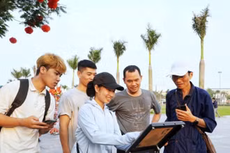Nhiều du khách hào hứng thử nghiệm check-in với bảng gắn chip NFC tại Quảng trường Hồ Chí Minh.