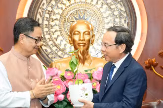 Bộ trưởng Kiren Rijiju tặng quà Ủy viên Bộ Chính trị, Bí thư Thành ủy Thành phố Hồ Chí Minh Nguyễn Văn Nên. (Ảnh: CHI MAI) 