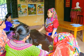 Đồng chí Giàng Thị Chía (người đứng), Bí thư Chi bộ thôn Ngòi Khù (xã Đạo Viện, huyện Yên Sơn, tỉnh Tuyên Quang) trong buổi tuyên truyền, vận động người dân phát triển kinh tế.