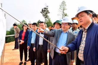 Chủ tịch Ủy ban nhân dân tỉnh Tuyên Quang Nguyễn Văn Sơn và lãnh đạo các sở, ngành kiểm tra tiến độ thi công cao tốc Tuyên Quang-Hà Giang.