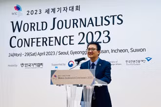 Chủ tịch Hiệp hội Nhà báo Hàn Quốc Kim Dong Hoon phát biểu khai mạc Hội nghị.