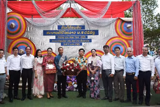 Tổng lãnh sự Đinh Hoàng Linh trao lẵng hoa tặng Tổng lãnh sự Somsack Vilaythone.