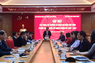 Đồng chí Nguyễn Trọng Nghĩa phát biểu tại cuộc gặp mặt đoàn trưởng cơ quan đại diện Việt Nam ở nước ngoài.