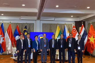 Chủ tịch và 2 Phó Chủ tịch Hội Cựu Chiến binh Philippines đón đoàn đại biểu Hội Cựu Chiến binh Việt Nam.